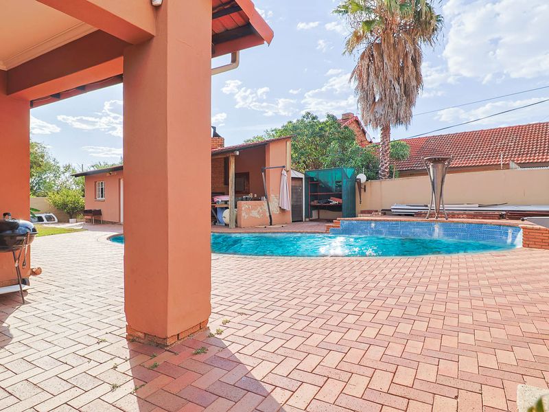 Attractive Family Home with Rental Income Potential and Home Office - Photo 3