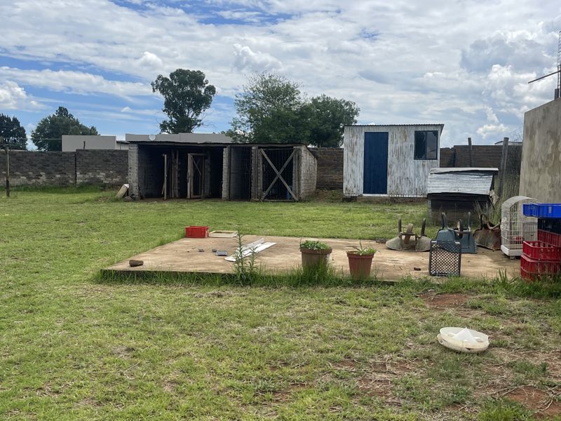 Exceptional Smallholding: 2x3000 Chicken Runs, Spacious Family Home, Loft & 2 Cottages - Photo 10