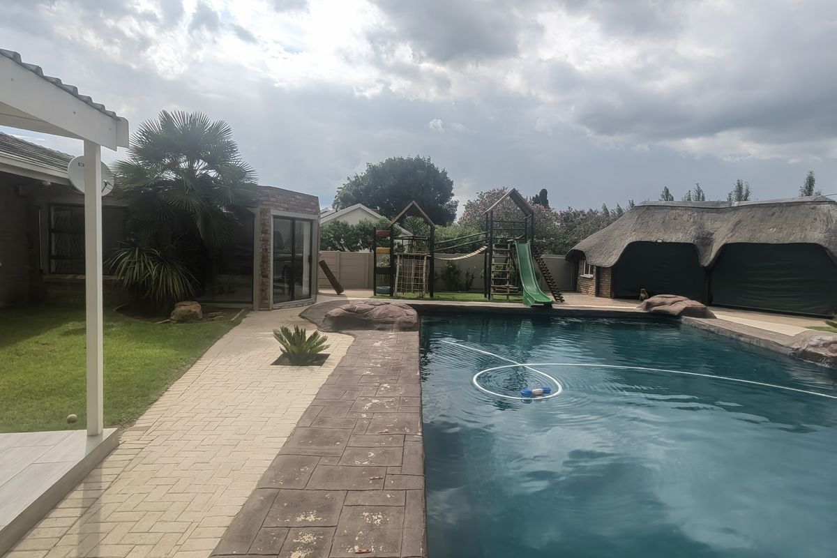 A Dream Home Alert! 5 Bedroom  With a 3 Bedroom Property in the Heart of Ferryvale - Photo 2