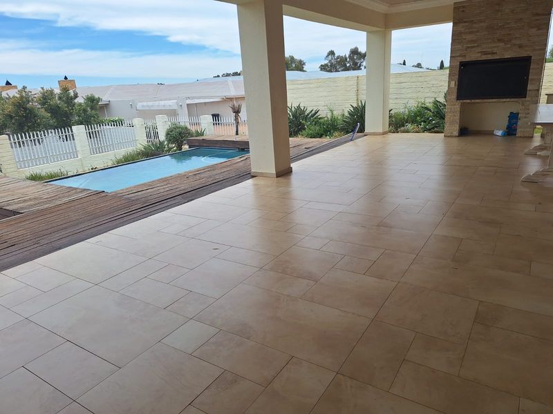 Stunning House With Some Furniture. - Photo 2