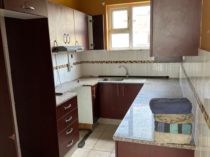 Flat To Rent in The Bluff - Photo 4