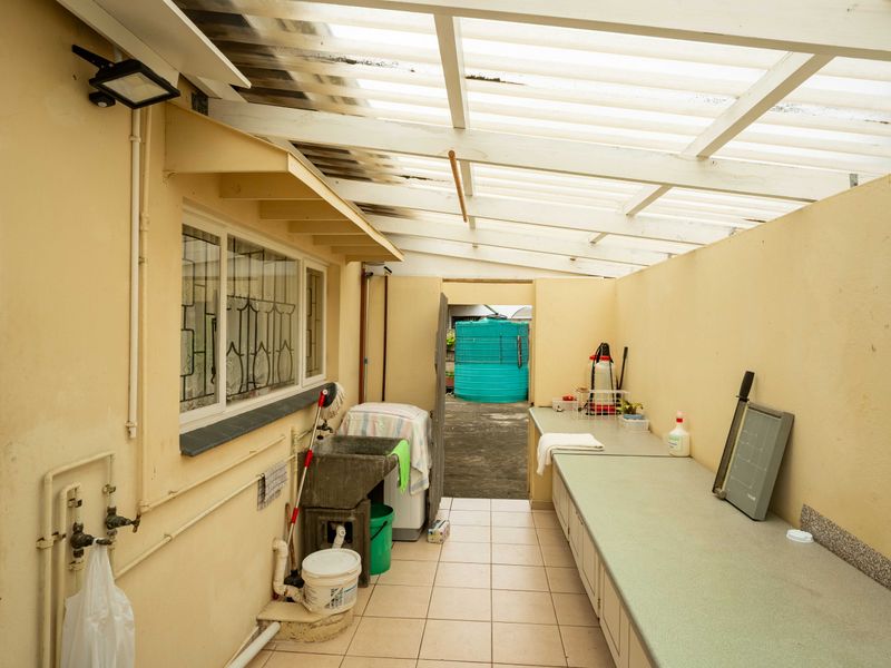 Wake to sea views - Photo 9