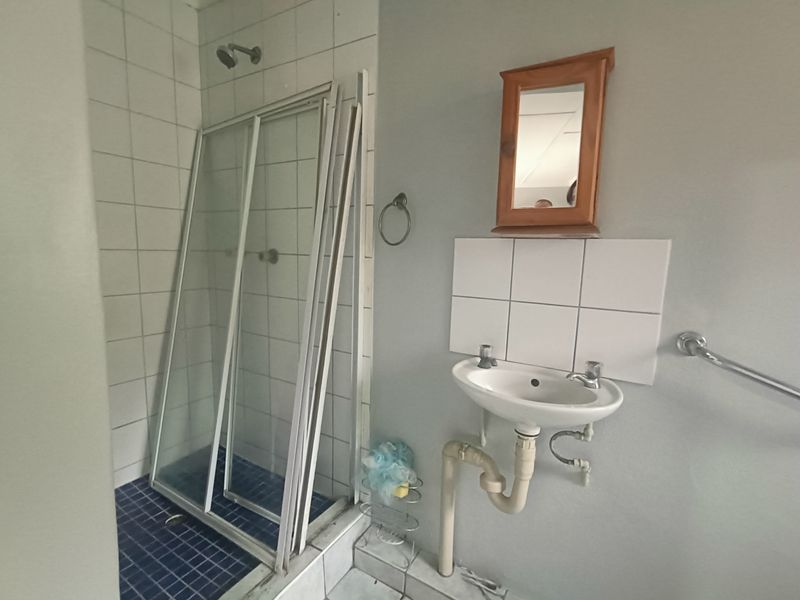 Large Well-Situated Bachelor Pad for Single Male - Photo 4