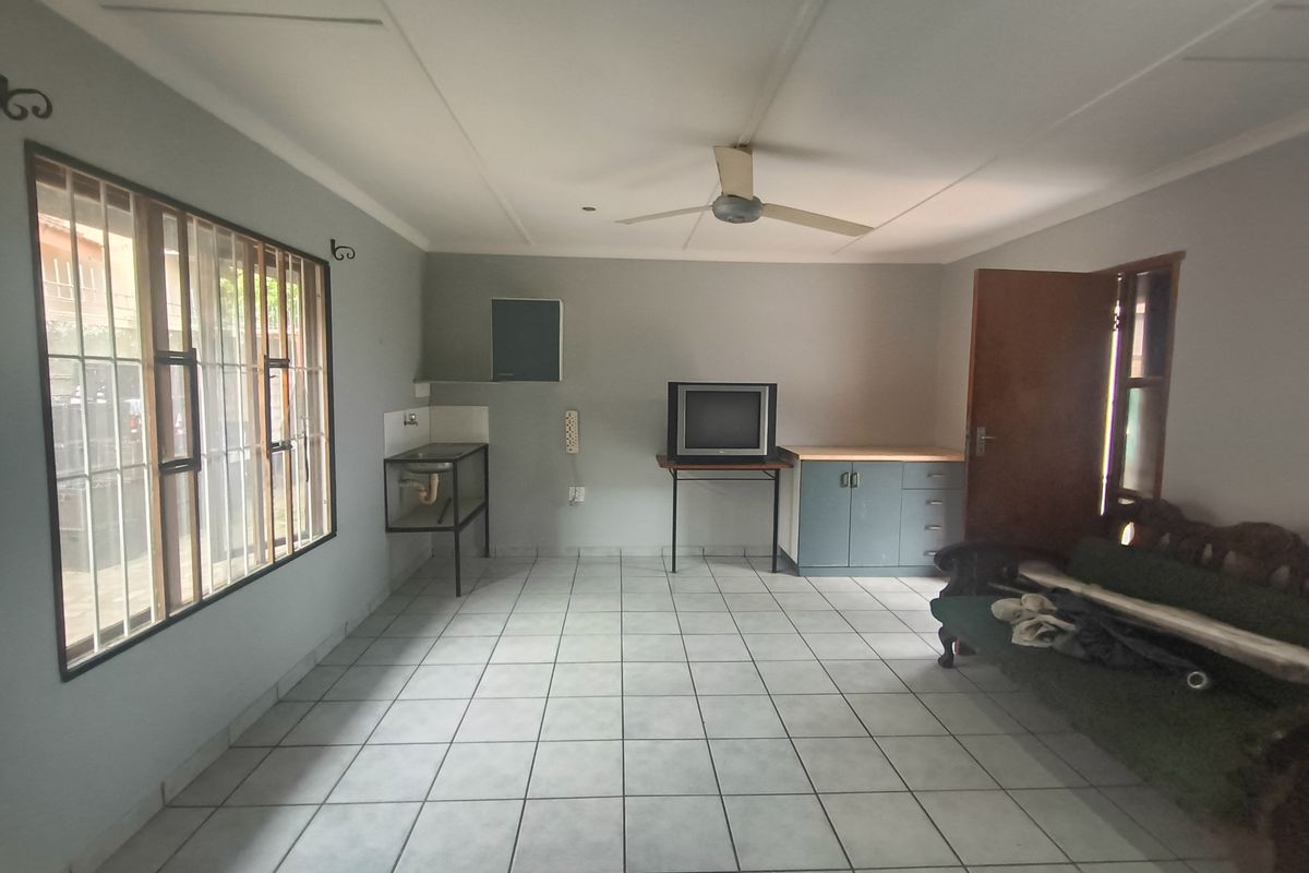 Large Well-Situated Bachelor Pad for Single Male - Photo 3