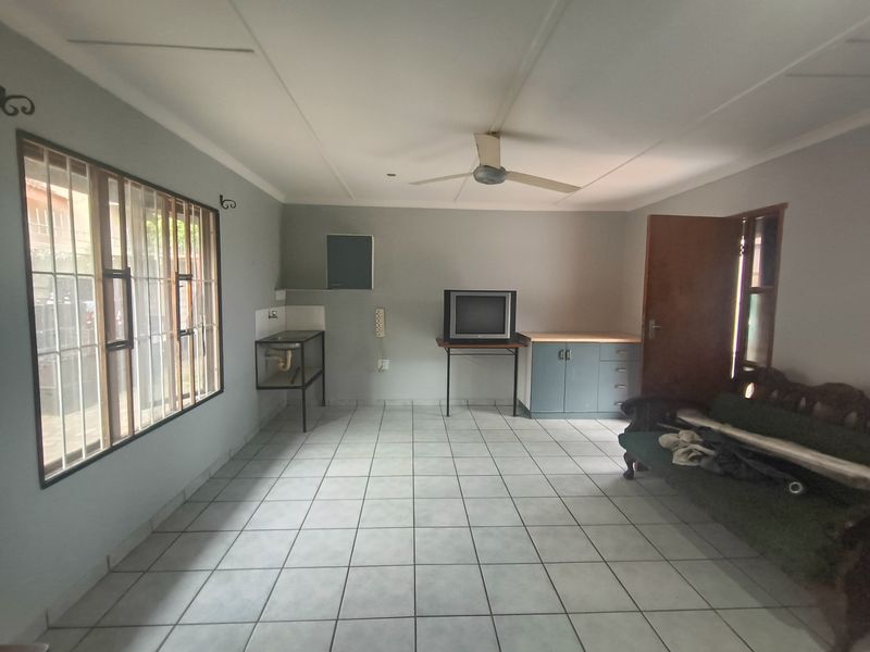 Large Well-Situated Bachelor Pad for Single Male - Photo 3