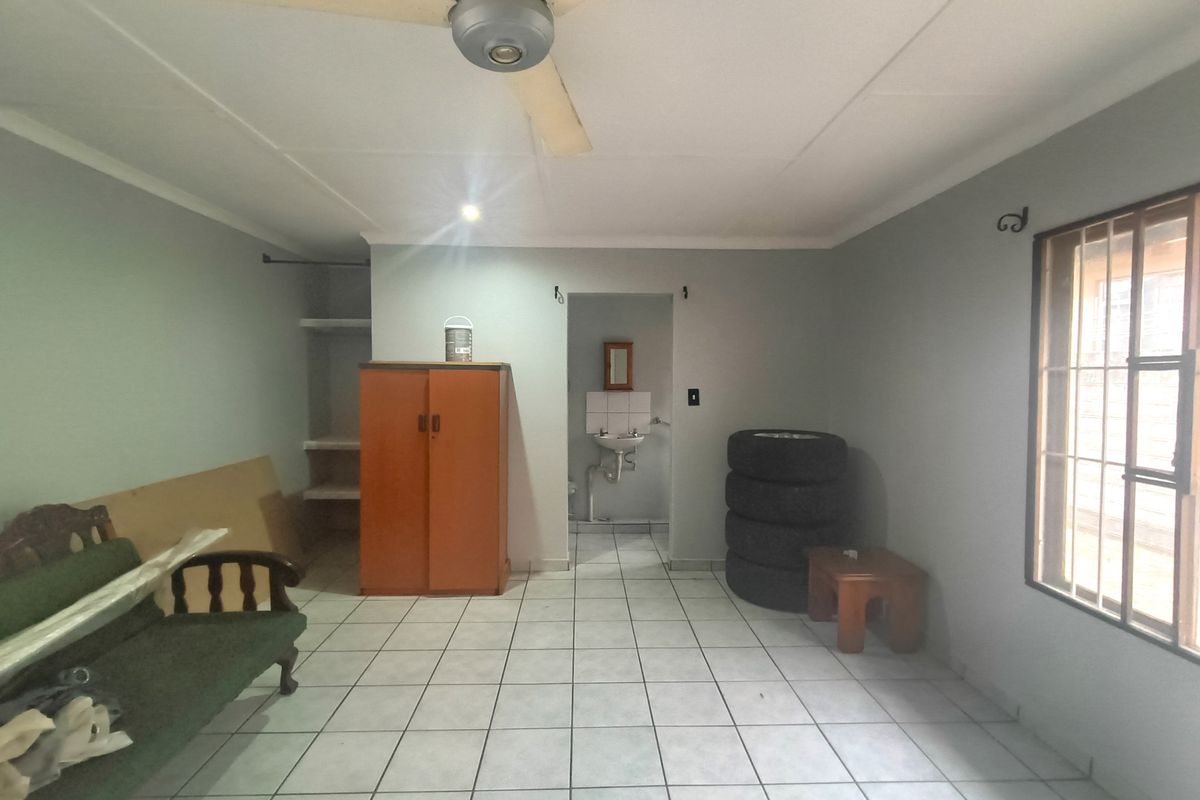 Large Well-Situated Bachelor Pad for Single Male - Photo 2