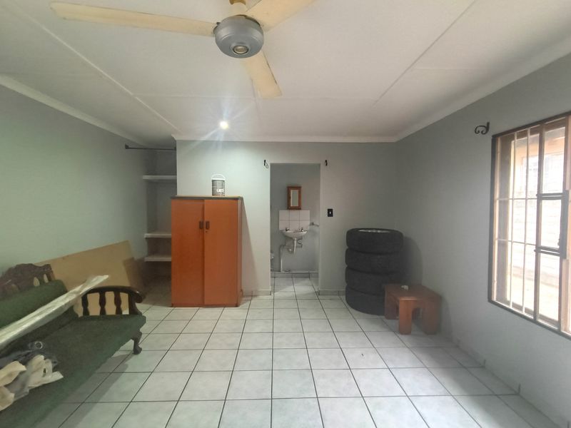Large Well-Situated Bachelor Pad for Single Male - Photo 2