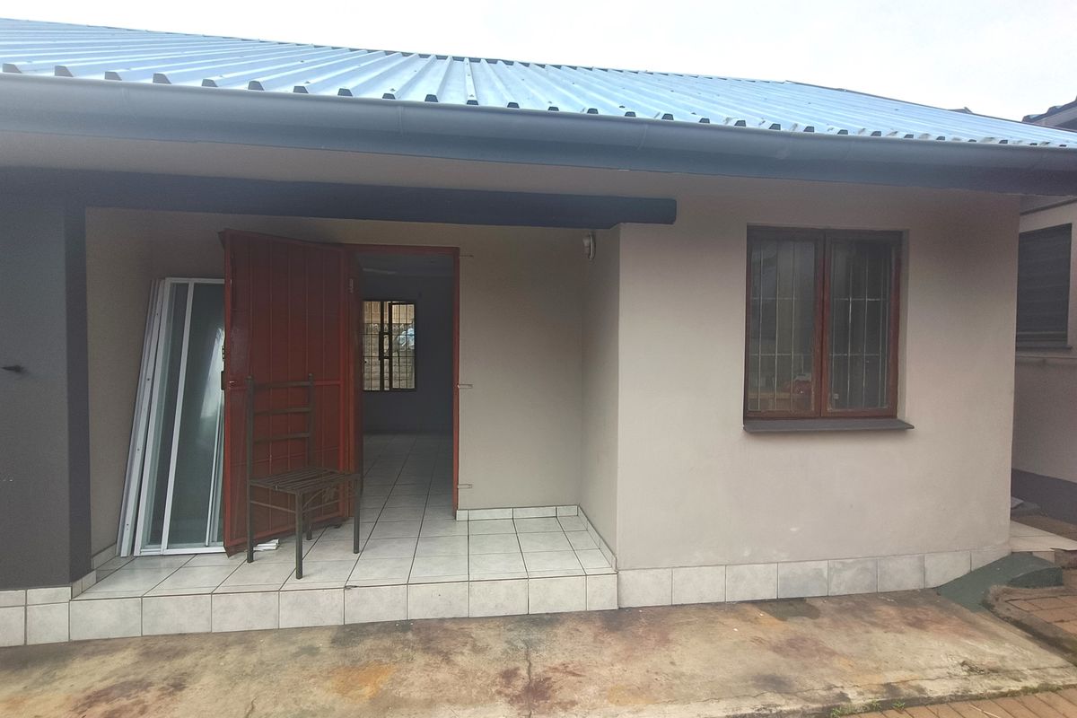 Large Well-Situated Bachelor Pad for Single Male - Photo 5