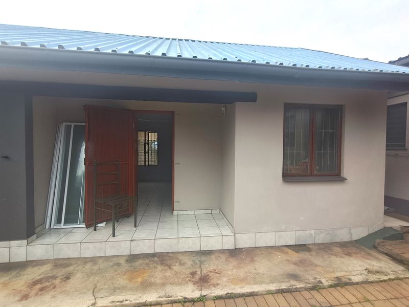 Large Well-Situated Bachelor Pad for Single Male - Photo 5