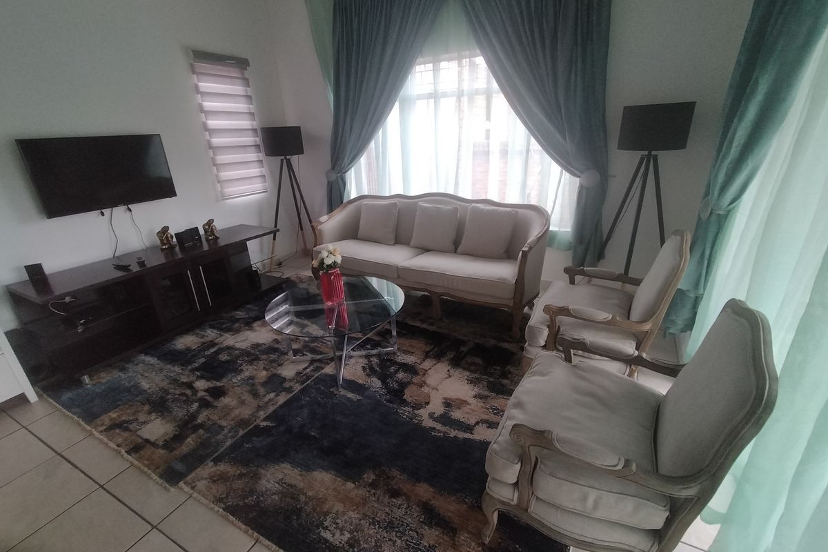 Modern  Family Home in Tranquil Florauna - Photo 4