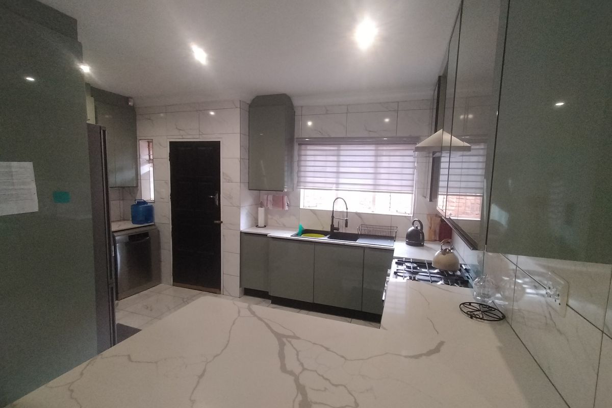 Modern  Family Home in Tranquil Florauna - Photo 5