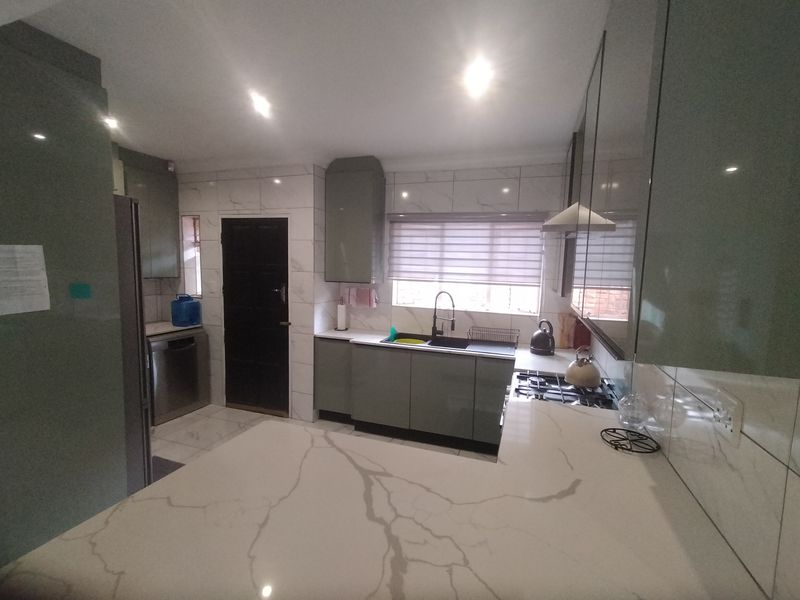 Modern  Family Home in Tranquil Florauna - Photo 5