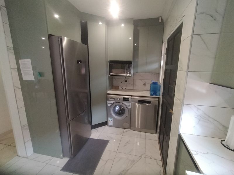 Modern  Family Home in Tranquil Florauna - Photo 6