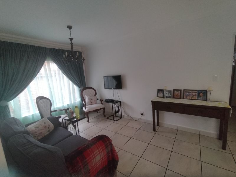 Modern  Family Home in Tranquil Florauna - Photo 2