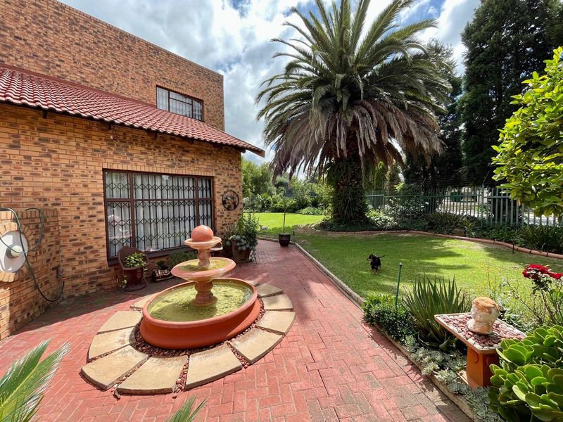 Impressive property for sale in Secunda.  Energy saving home - Photo 2