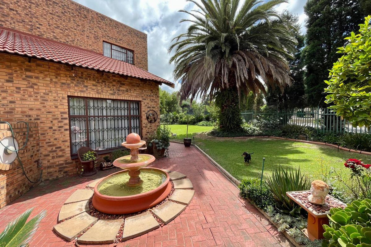Impressive property for sale in Secunda.  Energy saving home - Photo 2