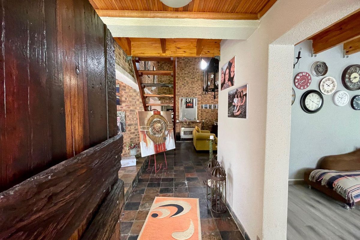 Impressive property for sale in Secunda.  Energy saving home - Photo 4