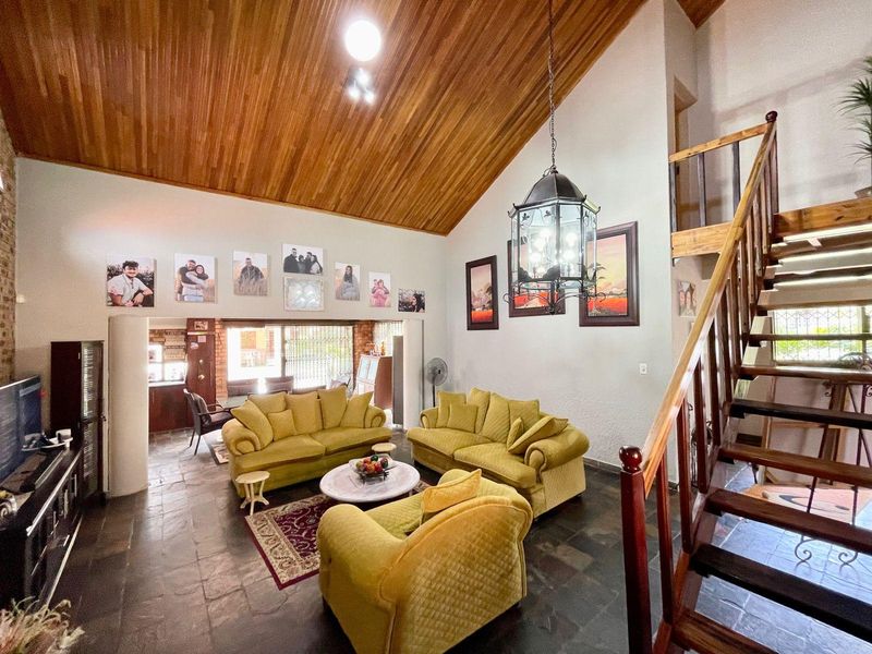 Impressive property for sale in Secunda.  Energy saving home - Photo 9