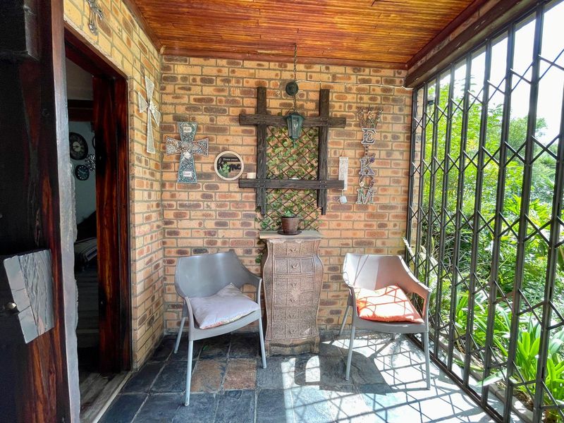 Impressive property for sale in Secunda.  Energy saving home - Photo 3