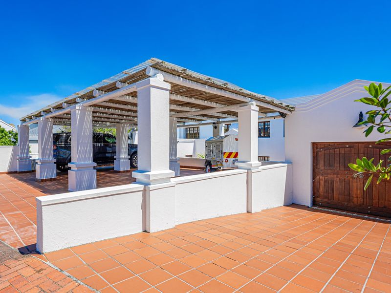 Magnificent Home with Superior Quality Finishes in Arniston - Photo 3