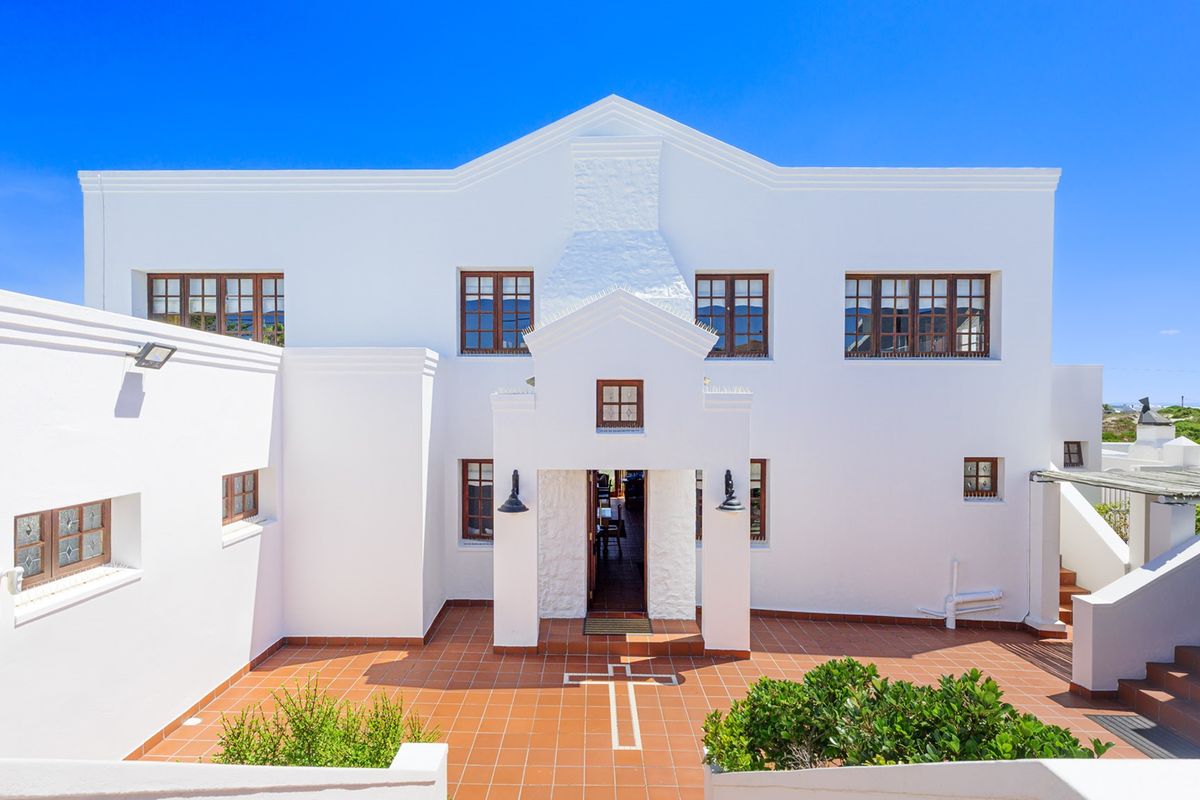 Magnificent Home with Superior Quality Finishes in Arniston - Photo 2