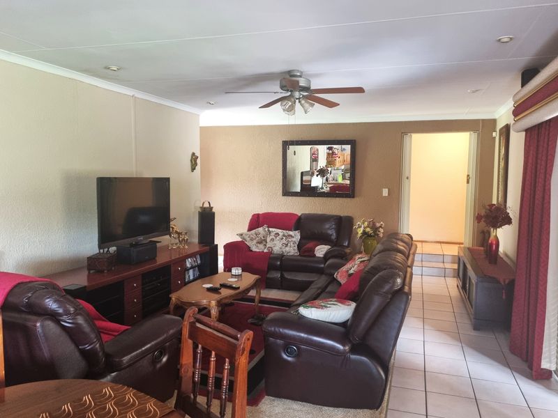 Charming 4 Bedroom Home in Geelhoutpark! - Photo 5