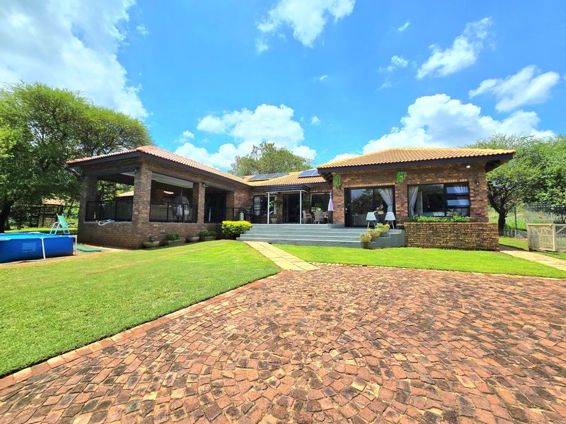 Beautiful family house on a 1 Ha for sale in Pebble Rock - Photo 2