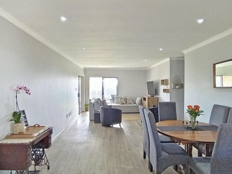 Prime Paradise – Elegant Living with Golf Course Views - Photo 6