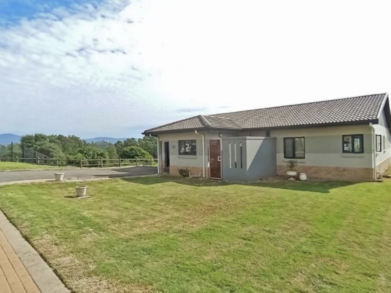 Prime Paradise – Elegant Living with Golf Course Views - Photo 3