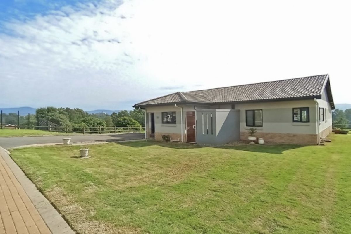 Prime Paradise – Elegant Living with Golf Course Views - Photo 3