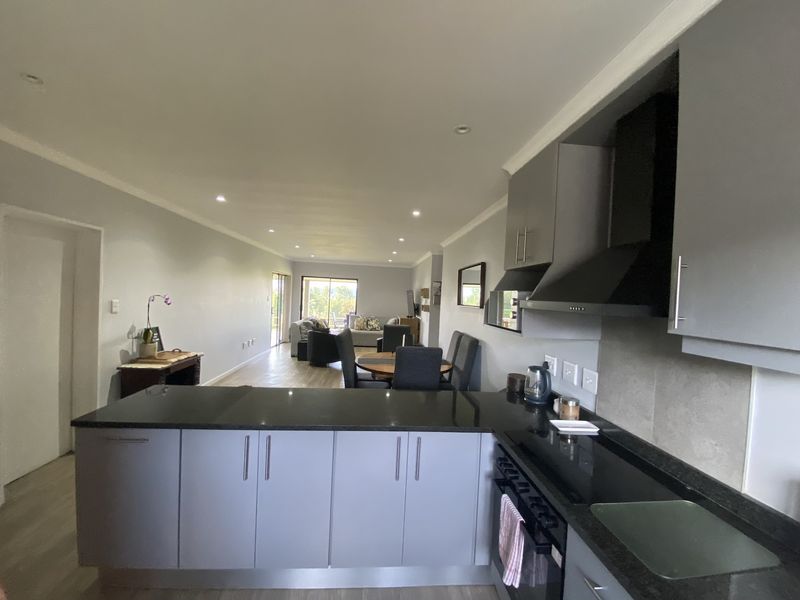 Prime Paradise – Elegant Living with Golf Course Views - Photo 10