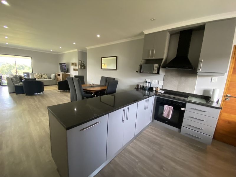 Prime Paradise – Elegant Living with Golf Course Views - Photo 9