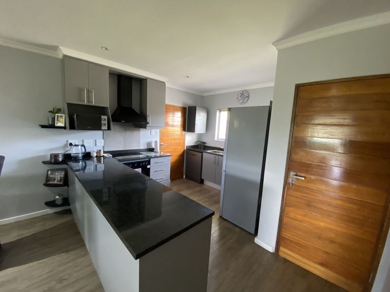 Prime Paradise – Elegant Living with Golf Course Views - Photo 8