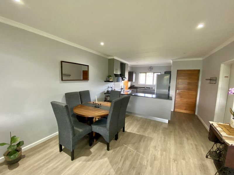 Prime Paradise – Elegant Living with Golf Course Views - Photo 7