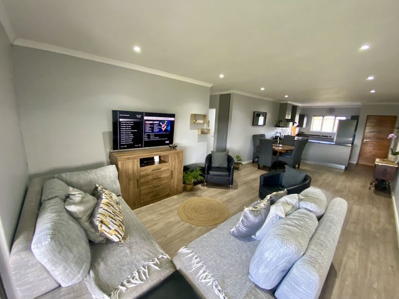 Prime Paradise – Elegant Living with Golf Course Views - Photo 5