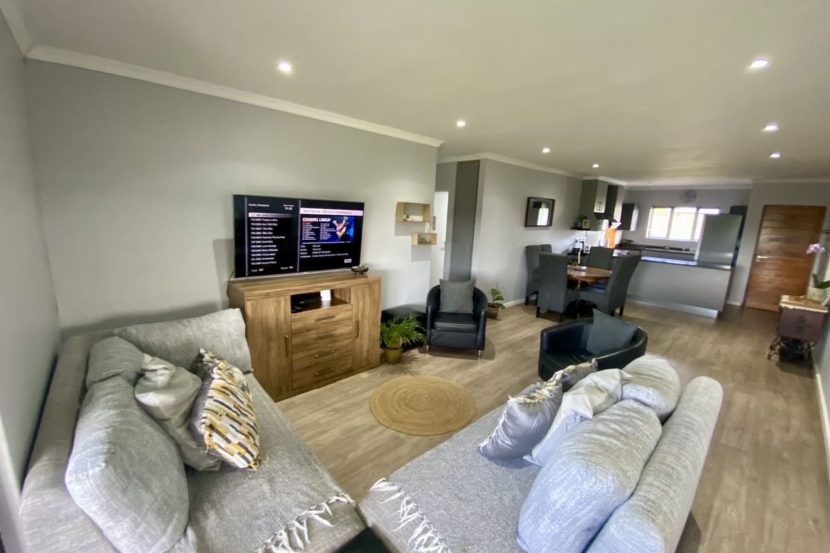 Prime Paradise – Elegant Living with Golf Course Views - Photo 5