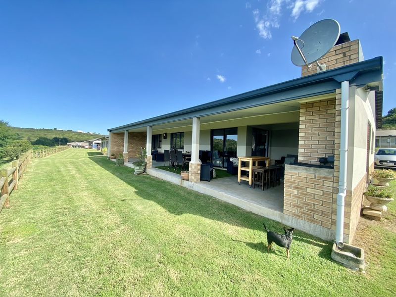 Prime Paradise – Elegant Living with Golf Course Views - Photo 2