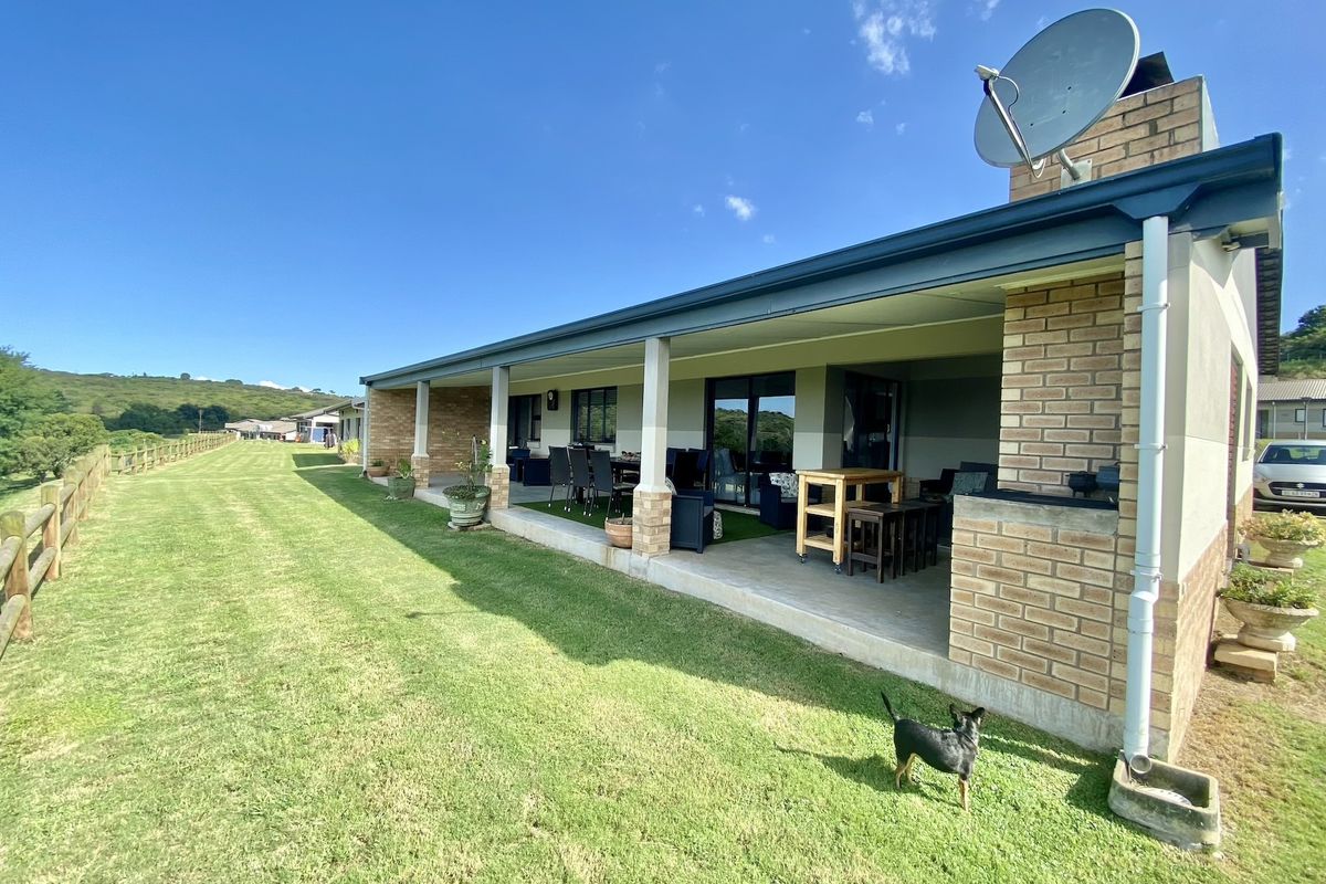 Prime Paradise – Elegant Living with Golf Course Views - Photo 2