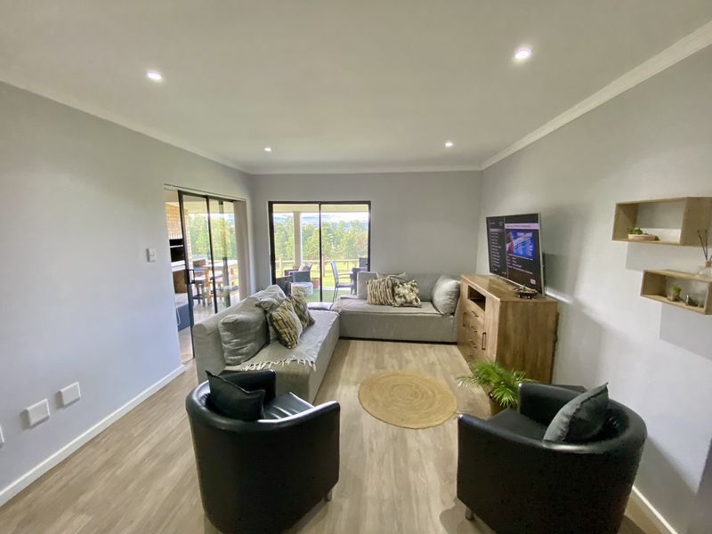 Prime Paradise – Elegant Living with Golf Course Views - Photo 4