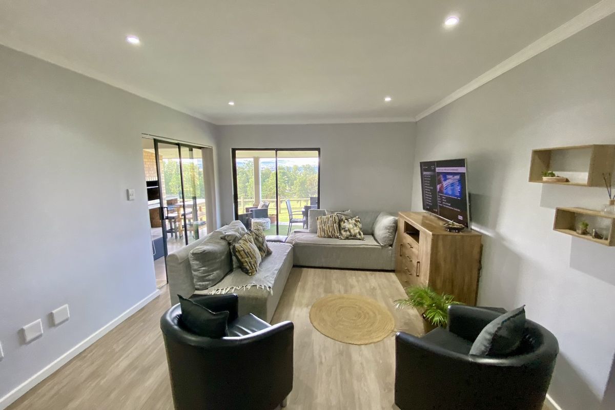 Prime Paradise – Elegant Living with Golf Course Views - Photo 4