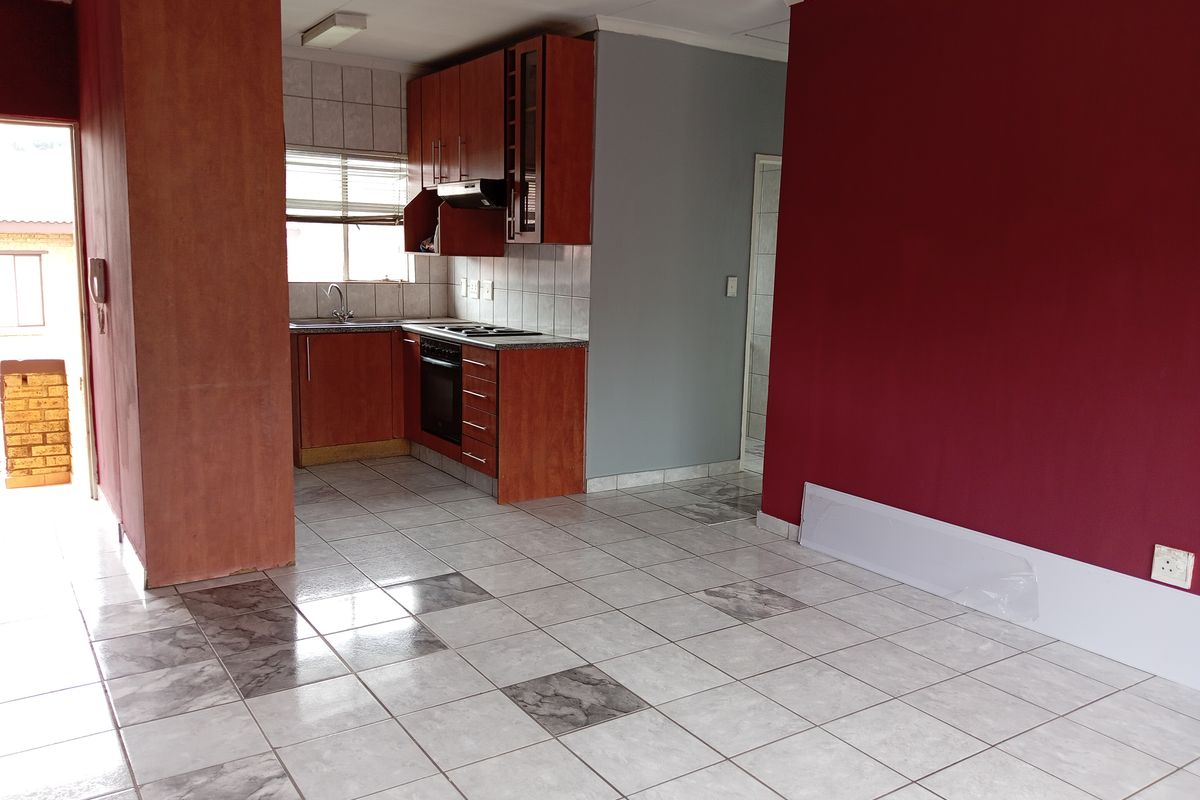 2 Bedroom townhouse to rent in Meredale - Photo 4