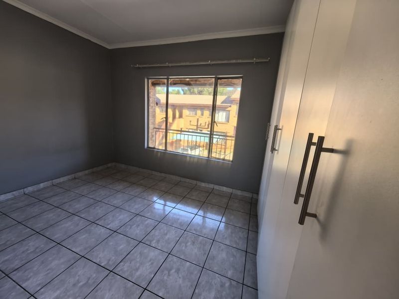 2 Bedroom townhouse to rent in Meredale - Photo 8