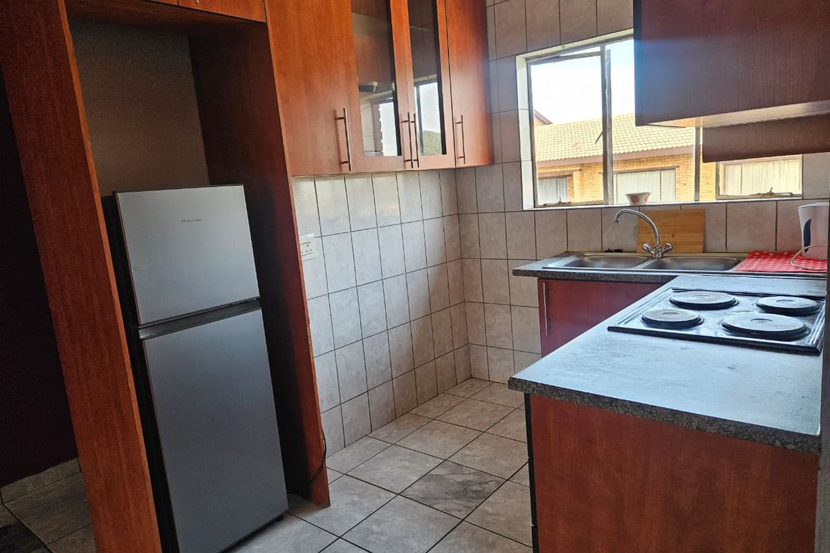 2 Bedroom townhouse to rent in Meredale - Photo 2