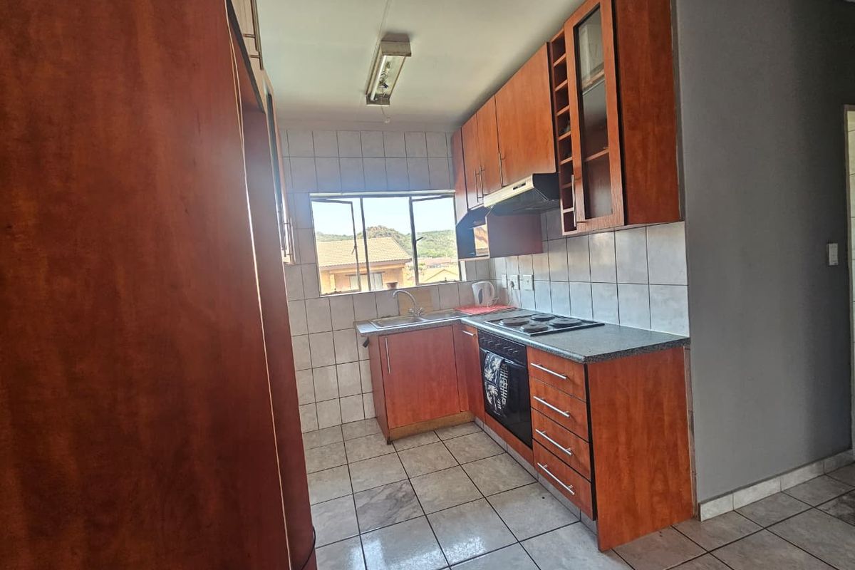 2 Bedroom townhouse to rent in Meredale - Photo 3