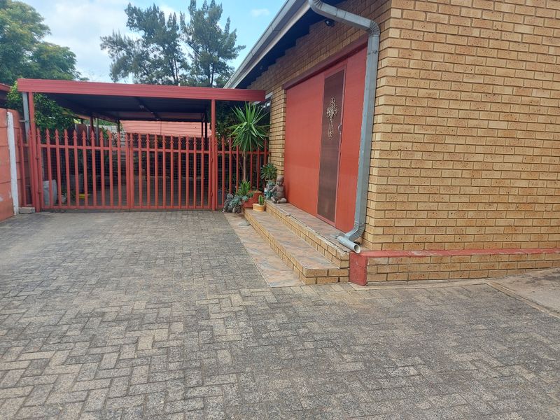 NEW INVESTORS OPPORTUNITY TO OWN A SMALL COMPLEX IN OOSEINDE, RUSTENBURG - Photo 10