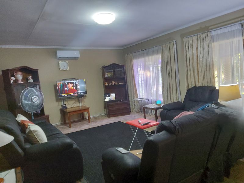 NEW INVESTORS OPPORTUNITY TO OWN A SMALL COMPLEX IN OOSEINDE, RUSTENBURG - Photo 2