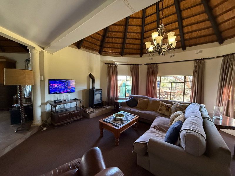 Stunning 3-Bedroom home with Cottage Office, and 4 Car Garage in Rosetta - Photo 10