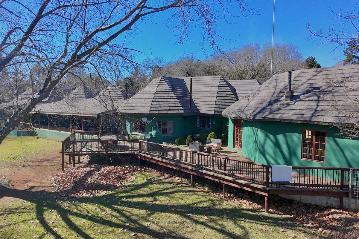 Stunning 3-Bedroom home with Cottage Office, and 4 Car Garage in Rosetta - Photo 3