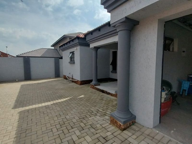 BEAUTIFULL HOUSE FOR SALE IN SECUNDA, SUIDHEUWEL - Photo 4