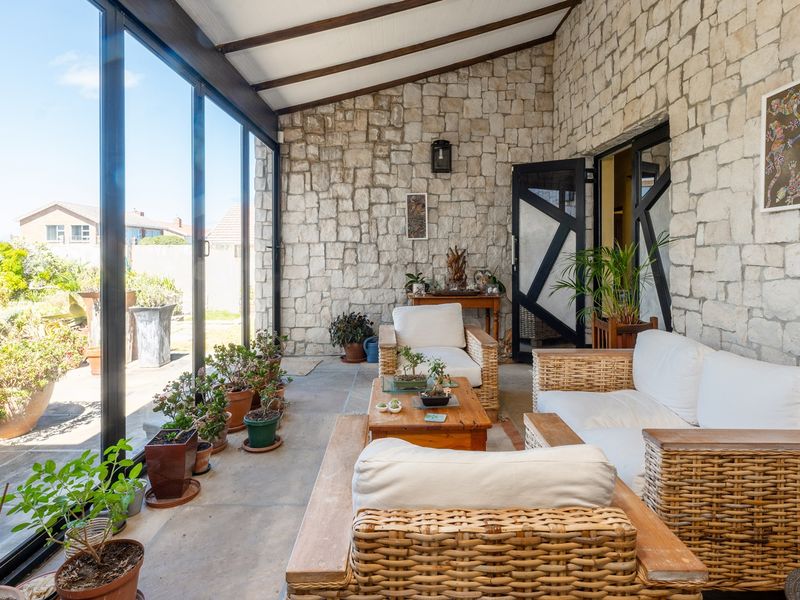 Elegant French–English Country Style Home in a Truly Idyllic Setting - Photo 8